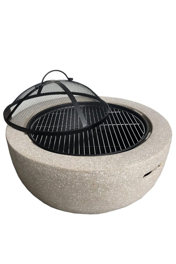 Gartenkamin in runder Form mit Metallgitter